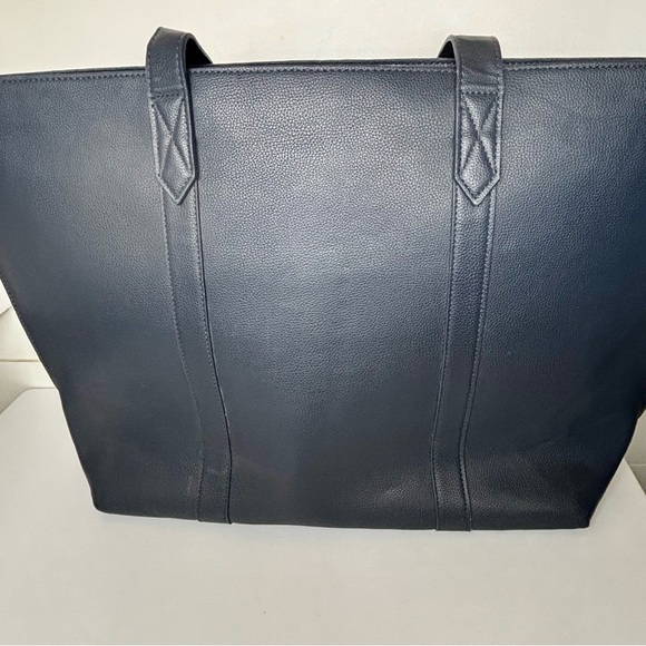 Thirty-One Signature Tote in Navy Smooth Pebble with Interior Organizer & Clutch - Picture 3 of 16